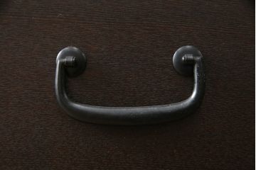 中古　希少な廃番品!!　タモ材　和モダンスタイルのお部屋とも相性抜群のシックな二段重ね水屋箪笥(収納棚、戸棚、食器棚、カップボード、キャビネット)(R-079215)