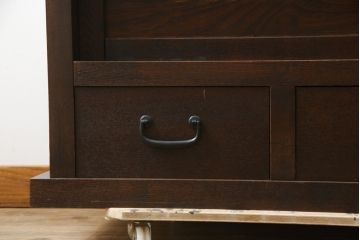 中古　希少な廃番品!!　タモ材　和モダンスタイルのお部屋とも相性抜群のシックな二段重ね水屋箪笥(収納棚、戸棚、食器棚、カップボード、キャビネット)(R-079215)