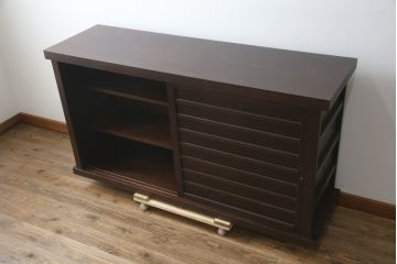 中古　希少な廃番品!!　タモ材　和モダンスタイルのお部屋とも相性抜群のシックな水屋箪笥サイドキャビネット(収納棚、戸棚、食器棚、カップボード、サイドボード)(R-079216)