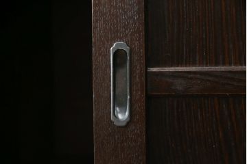 中古　希少な廃番品!!　タモ材　和モダンスタイルのお部屋とも相性抜群のシックな水屋箪笥サイドキャビネット(収納棚、戸棚、食器棚、カップボード、サイドボード)(R-079216)