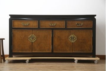 中古　高級品!!　希少モデル　アメリカ　Century Furniture(センチュリー・ファニチャー)　取っ手のデザインが目を引くシノワズリ様式のサイドボード(サイドキャビネット、カウンターテーブル、キッチンカウンター、収納棚)(R-079218)