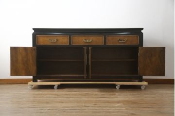 中古　高級品!!　希少モデル　アメリカ　Century Furniture(センチュリー・ファニチャー)　取っ手のデザインが目を引くシノワズリ様式のサイドボード(サイドキャビネット、カウンターテーブル、キッチンカウンター、収納棚)(R-079218)