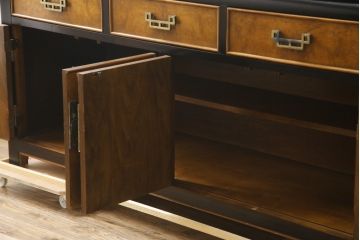 中古　高級品!!　希少モデル　アメリカ　Century Furniture(センチュリー・ファニチャー)　取っ手のデザインが目を引くシノワズリ様式のサイドボード(サイドキャビネット、カウンターテーブル、キッチンカウンター、収納棚)(R-079218)