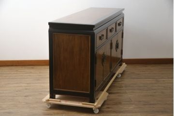 中古　高級品!!　希少モデル　アメリカ　Century Furniture(センチュリー・ファニチャー)　取っ手のデザインが目を引くシノワズリ様式のサイドボード(サイドキャビネット、カウンターテーブル、キッチンカウンター、収納棚)(R-079218)