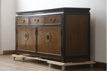 中古　高級品!!　希少モデル　アメリカ　Century Furniture(センチュリー・ファニチャー)　取っ手のデザインが目を引くシノワズリ様式のサイドボード(サイドキャビネット、カウンターテーブル、キッチンカウンター、収納棚)(R-079218)