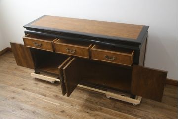 中古　高級品!!　希少モデル　アメリカ　Century Furniture(センチュリー・ファニチャー)　取っ手のデザインが目を引くシノワズリ様式のサイドボード(サイドキャビネット、カウンターテーブル、キッチンカウンター、収納棚)(R-079218)