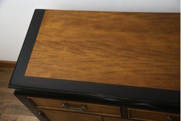 中古　高級品!!　希少モデル　アメリカ　Century Furniture(センチュリー・ファニチャー)　取っ手のデザインが目を引くシノワズリ様式のサイドボード(サイドキャビネット、カウンターテーブル、キッチンカウンター、収納棚)(R-079218)
