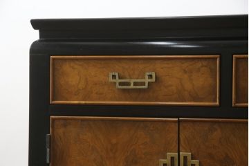 中古　高級品!!　希少モデル　アメリカ　Century Furniture(センチュリー・ファニチャー)　取っ手のデザインが目を引くシノワズリ様式のサイドボード(サイドキャビネット、カウンターテーブル、キッチンカウンター、収納棚)(R-079218)