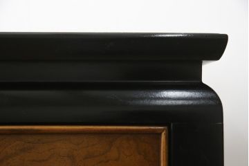 中古　高級品!!　希少モデル　アメリカ　Century Furniture(センチュリー・ファニチャー)　取っ手のデザインが目を引くシノワズリ様式のサイドボード(サイドキャビネット、カウンターテーブル、キッチンカウンター、収納棚)(R-079218)