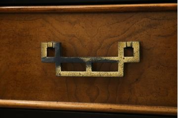 中古　高級品!!　希少モデル　アメリカ　Century Furniture(センチュリー・ファニチャー)　取っ手のデザインが目を引くシノワズリ様式のサイドボード(サイドキャビネット、カウンターテーブル、キッチンカウンター、収納棚)(R-079218)