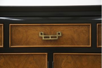 中古　高級品!!　希少モデル　アメリカ　Century Furniture(センチュリー・ファニチャー)　取っ手のデザインが目を引くシノワズリ様式のサイドボード(サイドキャビネット、カウンターテーブル、キッチンカウンター、収納棚)(R-079218)