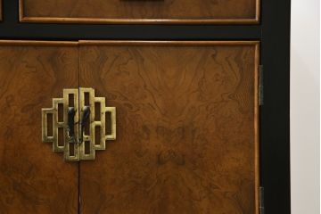 中古　高級品!!　希少モデル　アメリカ　Century Furniture(センチュリー・ファニチャー)　取っ手のデザインが目を引くシノワズリ様式のサイドボード(サイドキャビネット、カウンターテーブル、キッチンカウンター、収納棚)(R-079218)