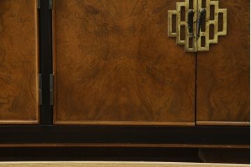 中古　高級品!!　希少モデル　アメリカ　Century Furniture(センチュリー・ファニチャー)　取っ手のデザインが目を引くシノワズリ様式のサイドボード(サイドキャビネット、カウンターテーブル、キッチンカウンター、収納棚)(R-079218)