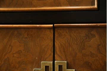 中古　高級品!!　希少モデル　アメリカ　Century Furniture(センチュリー・ファニチャー)　取っ手のデザインが目を引くシノワズリ様式のサイドボード(サイドキャビネット、カウンターテーブル、キッチンカウンター、収納棚)(R-079218)