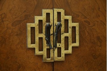 中古　高級品!!　希少モデル　アメリカ　Century Furniture(センチュリー・ファニチャー)　取っ手のデザインが目を引くシノワズリ様式のサイドボード(サイドキャビネット、カウンターテーブル、キッチンカウンター、収納棚)(R-079218)