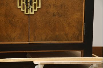 中古　高級品!!　希少モデル　アメリカ　Century Furniture(センチュリー・ファニチャー)　取っ手のデザインが目を引くシノワズリ様式のサイドボード(サイドキャビネット、カウンターテーブル、キッチンカウンター、収納棚)(R-079218)