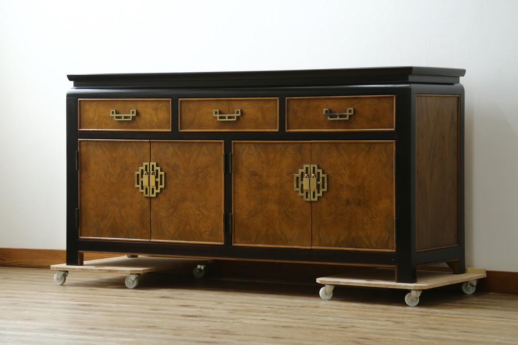 中古　アメリカ製　高級品!!　希少モデル　Century Furniture(センチュリー・ファニチャー)　シノワズリ様式のサイドボード　(R-079218)