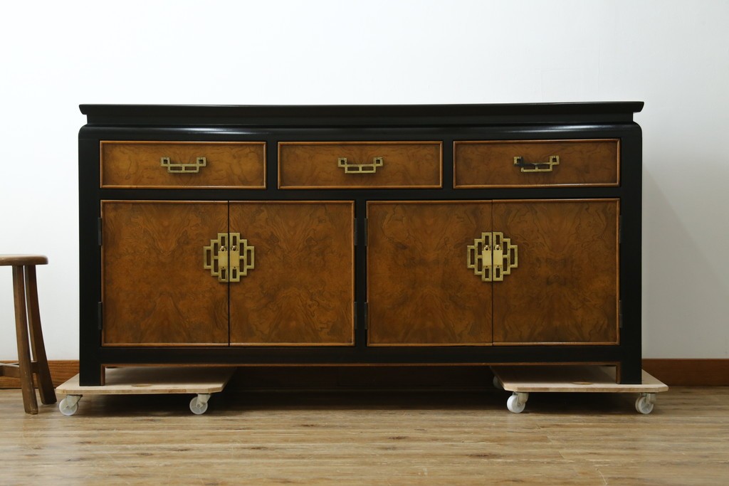 中古　アメリカ製　高級品!!　希少モデル　Century Furniture(センチュリー・ファニチャー)　シノワズリ様式のサイドボード　(R-079218)