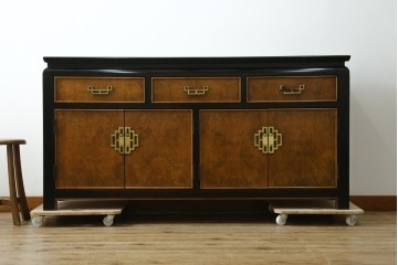 中古　アメリカ製　高級品!!　希少モデル　Century Furniture(センチュリー・ファニチャー)　シノワズリ様式のサイドボード　(R-079218)