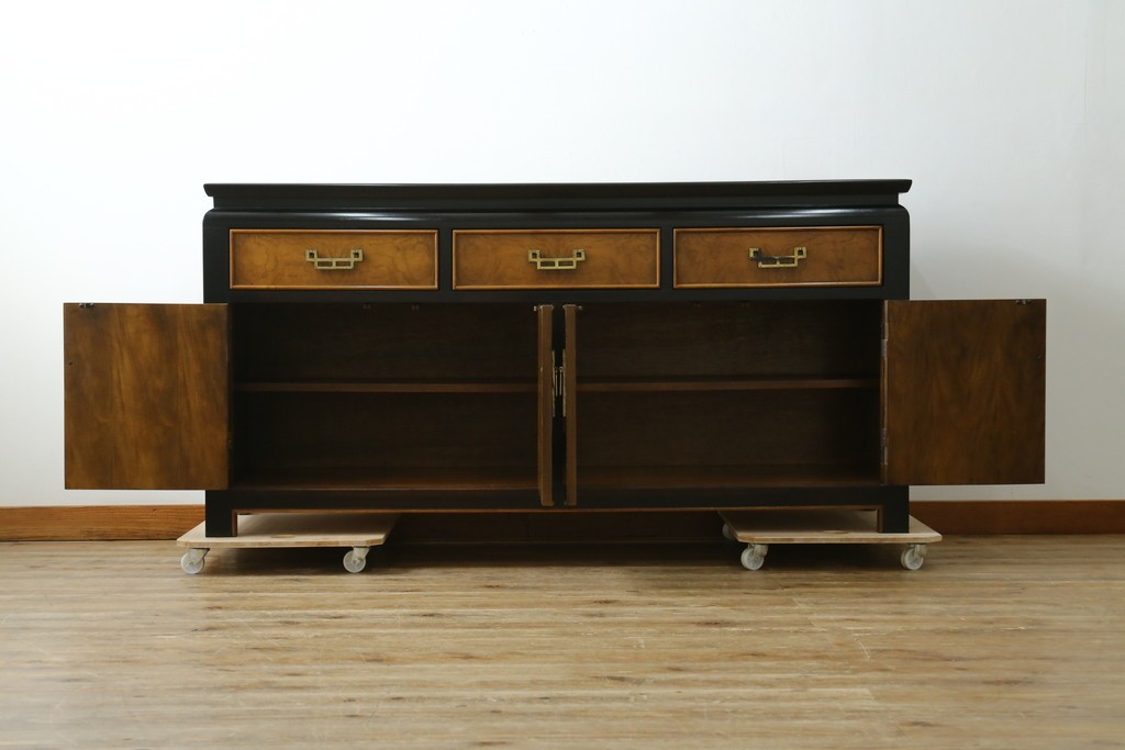 中古　アメリカ製　高級品!!　希少モデル　Century Furniture(センチュリー・ファニチャー)　シノワズリ様式のサイドボード　(R-079218)