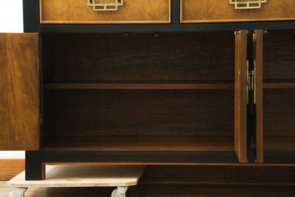 中古　アメリカ製　高級品!!　希少モデル　Century Furniture(センチュリー・ファニチャー)　シノワズリ様式のサイドボード　(R-079218)