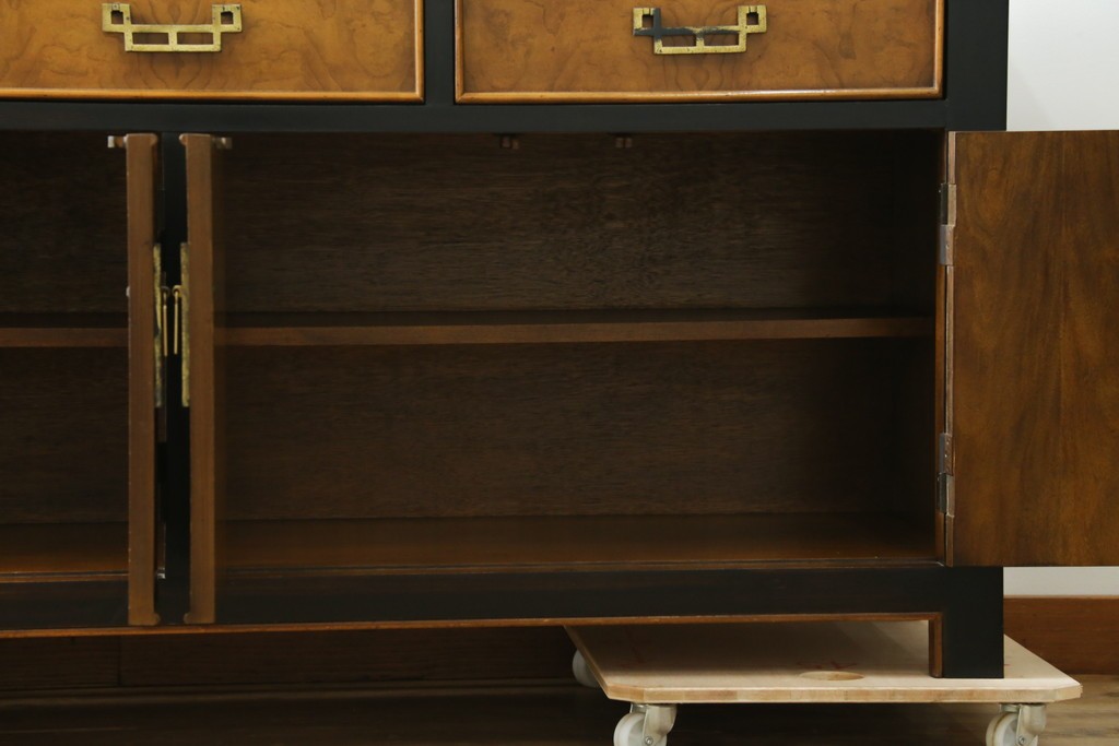 中古　アメリカ製　高級品!!　希少モデル　Century Furniture(センチュリー・ファニチャー)　シノワズリ様式のサイドボード　(R-079218)