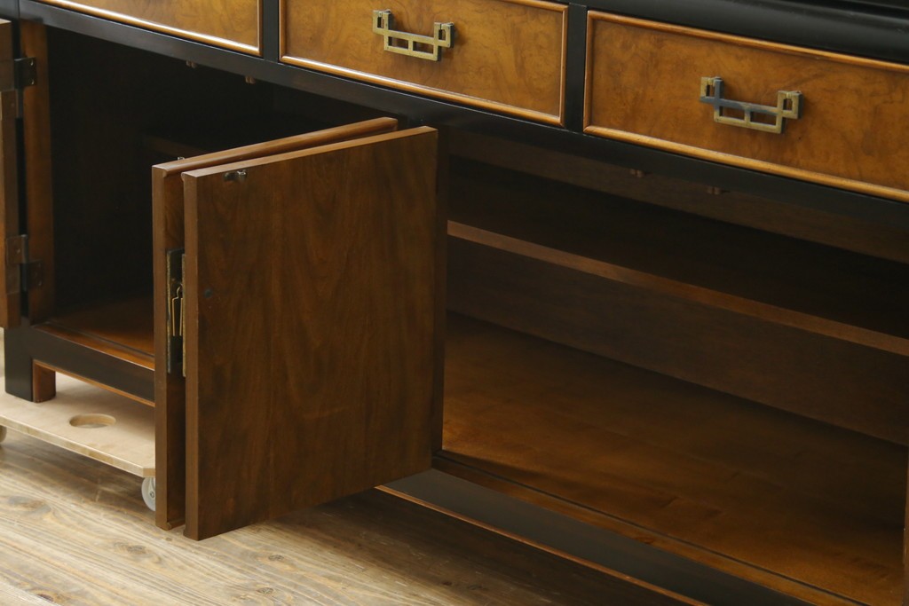 中古　アメリカ製　高級品!!　希少モデル　Century Furniture(センチュリー・ファニチャー)　シノワズリ様式のサイドボード　(R-079218)
