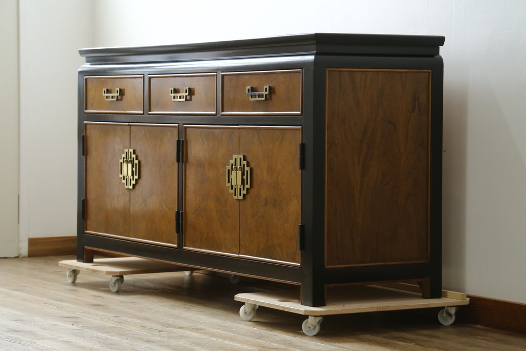 中古　アメリカ製　高級品!!　希少モデル　Century Furniture(センチュリー・ファニチャー)　シノワズリ様式のサイドボード　(R-079218)