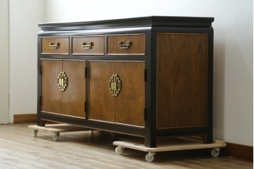 中古　アメリカ製　高級品!!　希少モデル　Century Furniture(センチュリー・ファニチャー)　シノワズリ様式のサイドボード　(R-079218)
