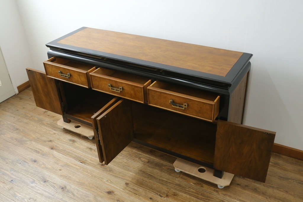 中古　アメリカ製　高級品!!　希少モデル　Century Furniture(センチュリー・ファニチャー)　シノワズリ様式のサイドボード　(R-079218)