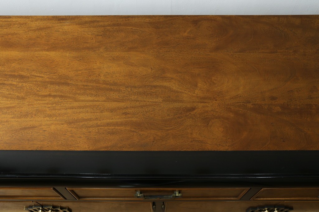 中古　アメリカ製　高級品!!　希少モデル　Century Furniture(センチュリー・ファニチャー)　シノワズリ様式のサイドボード　(R-079218)