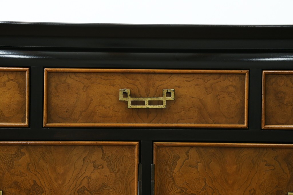 中古　アメリカ製　高級品!!　希少モデル　Century Furniture(センチュリー・ファニチャー)　シノワズリ様式のサイドボード　(R-079218)