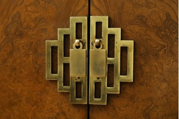 中古　アメリカ製　高級品!!　希少モデル　Century Furniture(センチュリー・ファニチャー)　シノワズリ様式のサイドボード　(R-079218)