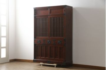 中古　美品!!　工芸家具　飛鳥欅箪笥　欅(ケヤキ)材　意匠を凝らした金具が素敵な二段重ね水屋箪笥(収納棚、戸棚、食器棚、カップボード、キャビネット)(R-079219)
