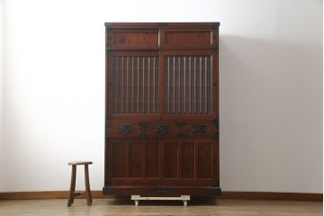 中古　美品!!　工芸家具　飛鳥欅箪笥　欅(ケヤキ)材　意匠を凝らした金具が素敵な二段重ね水屋箪笥(収納棚、戸棚、食器棚、カップボード、キャビネット)(R-079219)