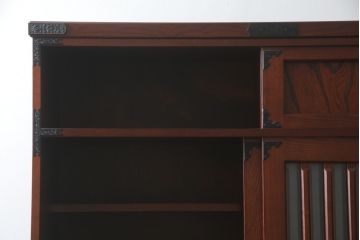 中古　美品!!　工芸家具　飛鳥欅箪笥　欅(ケヤキ)材　意匠を凝らした金具が素敵な二段重ね水屋箪笥(収納棚、戸棚、食器棚、カップボード、キャビネット)(R-079219)