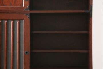 中古　美品!!　工芸家具　飛鳥欅箪笥　欅(ケヤキ)材　意匠を凝らした金具が素敵な二段重ね水屋箪笥(収納棚、戸棚、食器棚、カップボード、キャビネット)(R-079219)