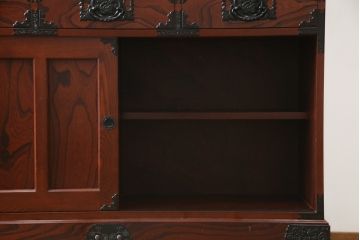 中古　美品!!　工芸家具　飛鳥欅箪笥　欅(ケヤキ)材　意匠を凝らした金具が素敵な二段重ね水屋箪笥(収納棚、戸棚、食器棚、カップボード、キャビネット)(R-079219)