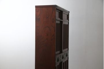 中古　美品!!　工芸家具　飛鳥欅箪笥　欅(ケヤキ)材　意匠を凝らした金具が素敵な二段重ね水屋箪笥(収納棚、戸棚、食器棚、カップボード、キャビネット)(R-079219)
