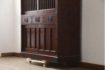 中古　美品!!　工芸家具　飛鳥欅箪笥　欅(ケヤキ)材　意匠を凝らした金具が素敵な二段重ね水屋箪笥(収納棚、戸棚、食器棚、カップボード、キャビネット)(R-079219)