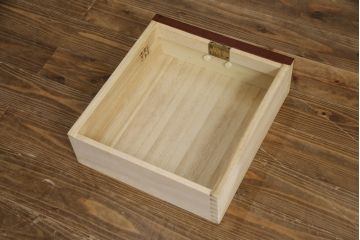 中古　美品!!　工芸家具　飛鳥欅箪笥　欅(ケヤキ)材　意匠を凝らした金具が素敵な二段重ね水屋箪笥(収納棚、戸棚、食器棚、カップボード、キャビネット)(R-079219)