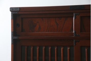 中古　美品!!　工芸家具　飛鳥欅箪笥　欅(ケヤキ)材　意匠を凝らした金具が素敵な二段重ね水屋箪笥(収納棚、戸棚、食器棚、カップボード、キャビネット)(R-079219)