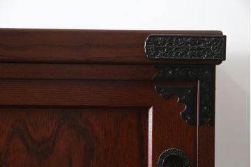 中古　美品!!　工芸家具　飛鳥欅箪笥　欅(ケヤキ)材　意匠を凝らした金具が素敵な二段重ね水屋箪笥(収納棚、戸棚、食器棚、カップボード、キャビネット)(R-079219)