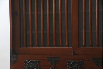 中古　美品!!　工芸家具　飛鳥欅箪笥　欅(ケヤキ)材　意匠を凝らした金具が素敵な二段重ね水屋箪笥(収納棚、戸棚、食器棚、カップボード、キャビネット)(R-079219)