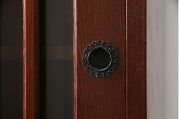 中古　美品!!　工芸家具　飛鳥欅箪笥　欅(ケヤキ)材　意匠を凝らした金具が素敵な二段重ね水屋箪笥(収納棚、戸棚、食器棚、カップボード、キャビネット)(R-079219)