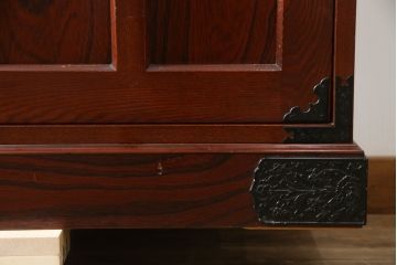 中古　美品!!　工芸家具　飛鳥欅箪笥　欅(ケヤキ)材　意匠を凝らした金具が素敵な二段重ね水屋箪笥(収納棚、戸棚、食器棚、カップボード、キャビネット)(R-079219)