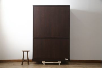 中古　美品!!　工芸家具　飛鳥欅箪笥　欅(ケヤキ)材　意匠を凝らした金具が素敵な二段重ね水屋箪笥(収納棚、戸棚、食器棚、カップボード、キャビネット)(R-079219)