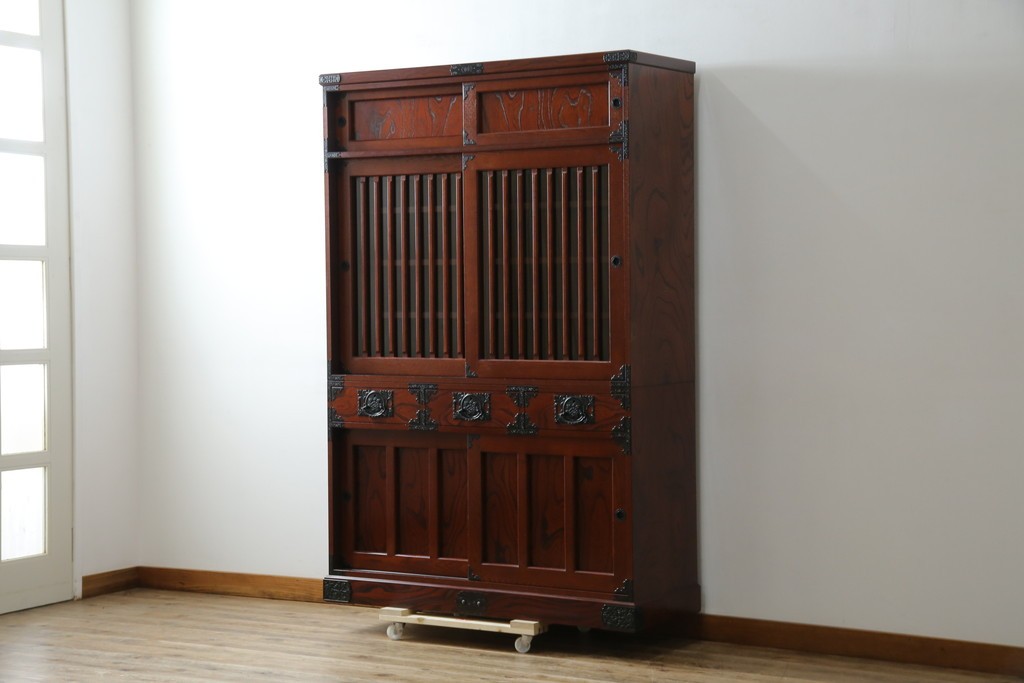 中古　美品!!　工芸家具　飛鳥欅箪笥　欅(ケヤキ)材　意匠を凝らした金具が素敵な二段重ね水屋箪笥　(R-079219)