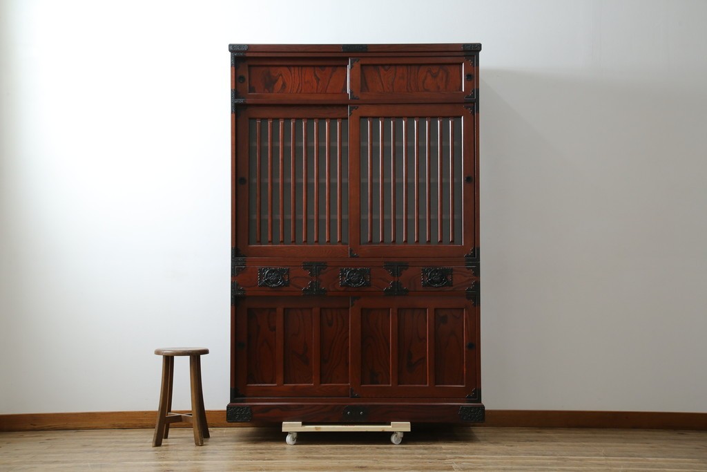 中古　美品!!　工芸家具　飛鳥欅箪笥　欅(ケヤキ)材　意匠を凝らした金具が素敵な二段重ね水屋箪笥　(R-079219)