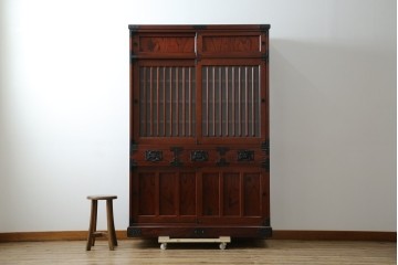 中古　美品!!　工芸家具　飛鳥欅箪笥　欅(ケヤキ)材　意匠を凝らした金具が素敵な二段重ね水屋箪笥　(R-079219)